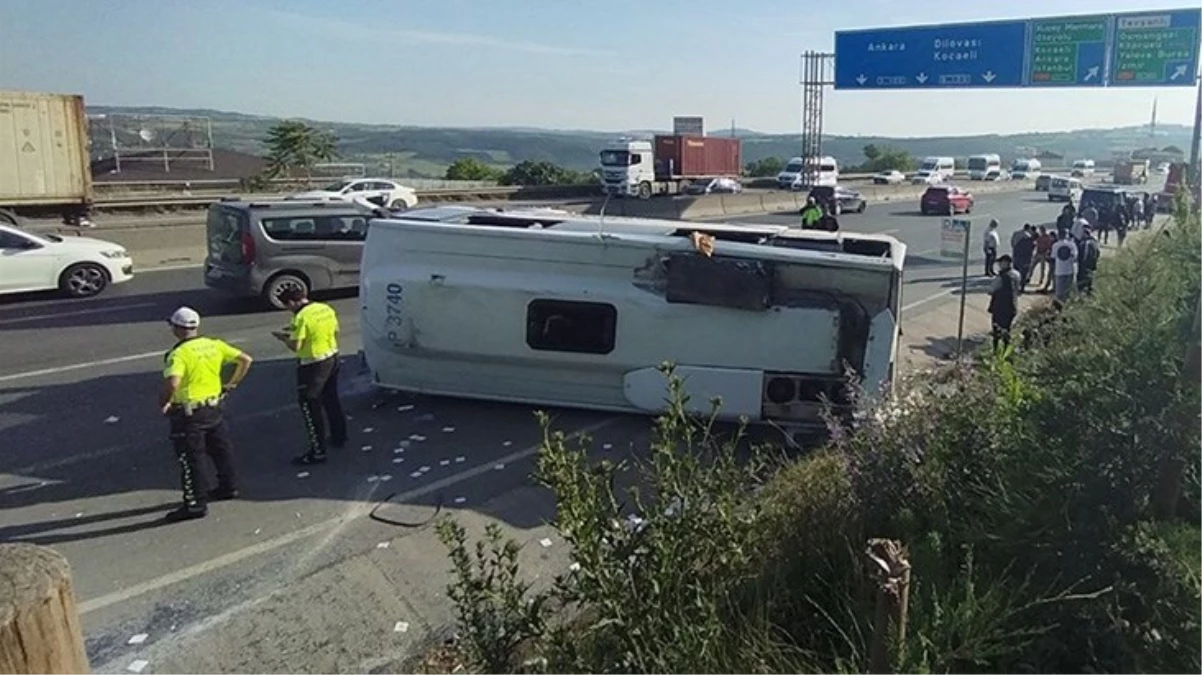 D-100’de işçileri taşıyan midibüs tıra çarptı: 13 yaralı