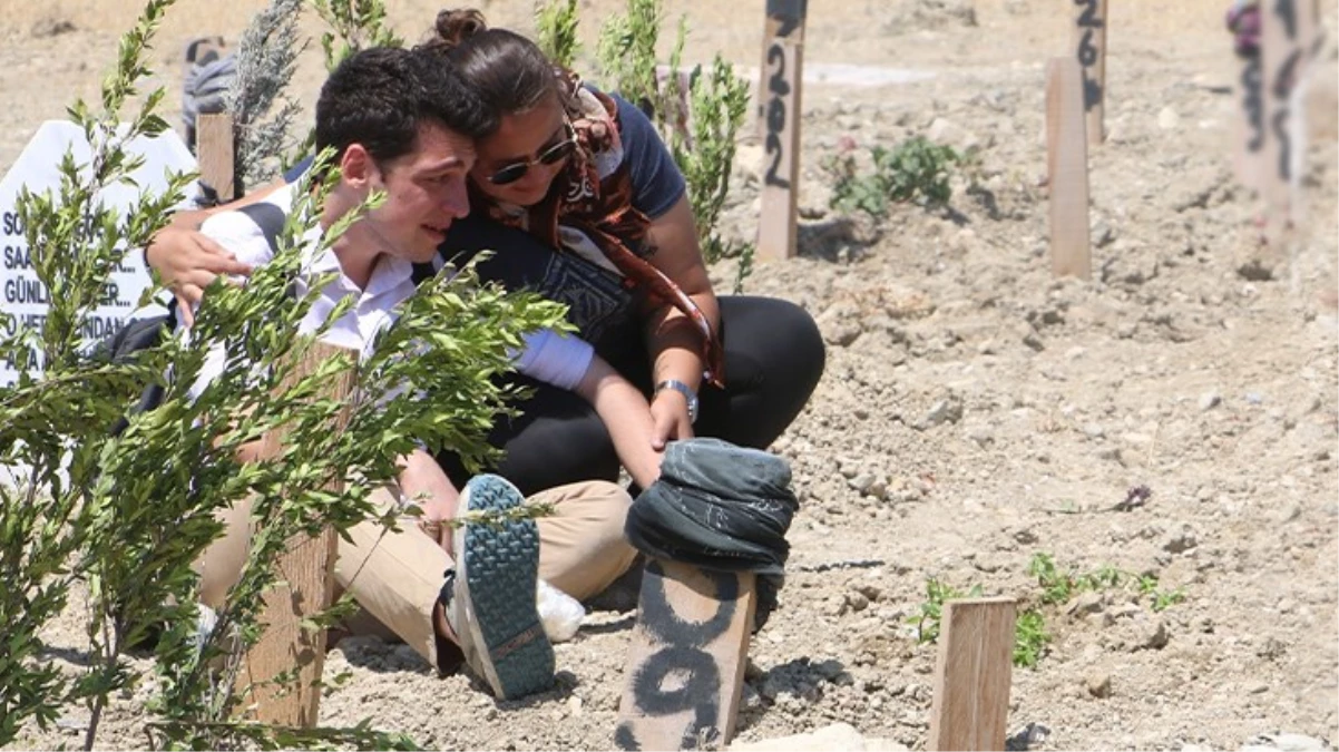 Hatay’daki deprem mezarlığında buruk bayram! Gözyaşlarına boğuldular