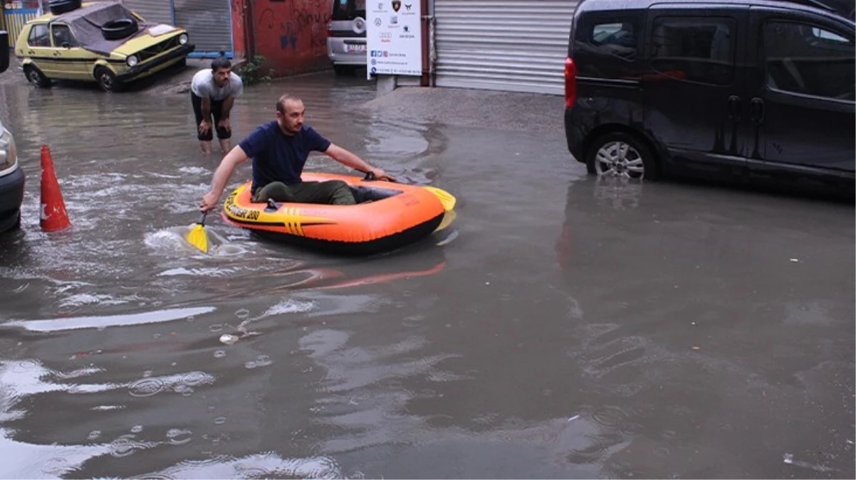 İzmirli vatandaş göle dönen sokaktan botla geçti
