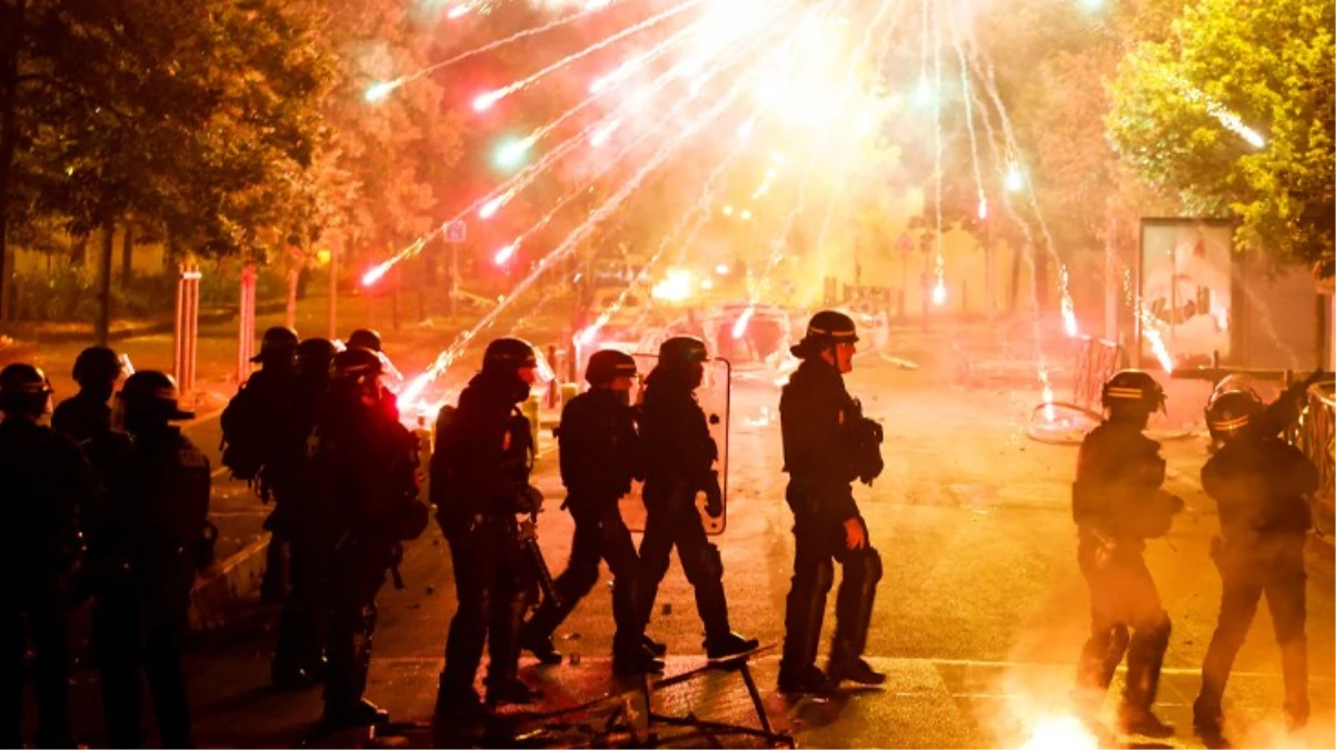 Paris’in en işlek caddesi Şanzelize boşaltılıyor
