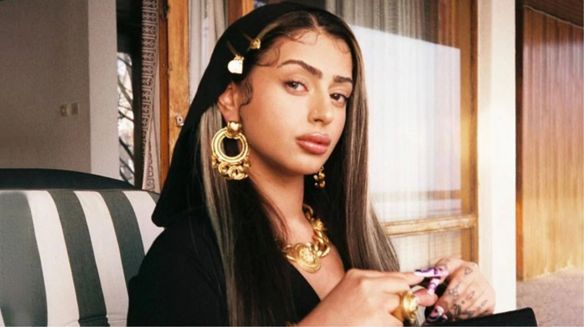 Rap şarkıcısı Asya Alizade imza şartına uymadığı için bir kez daha gözaltına alındı