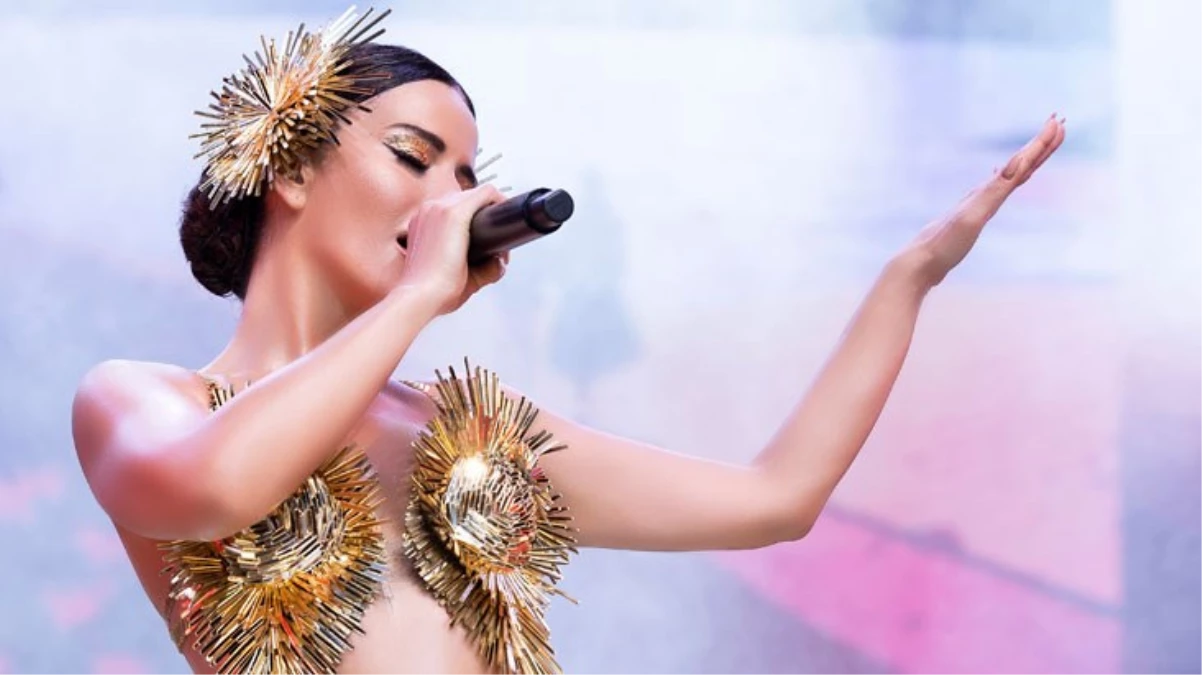 Simge Sağın sahne kıyafetiyle hiç beğenilmedi!