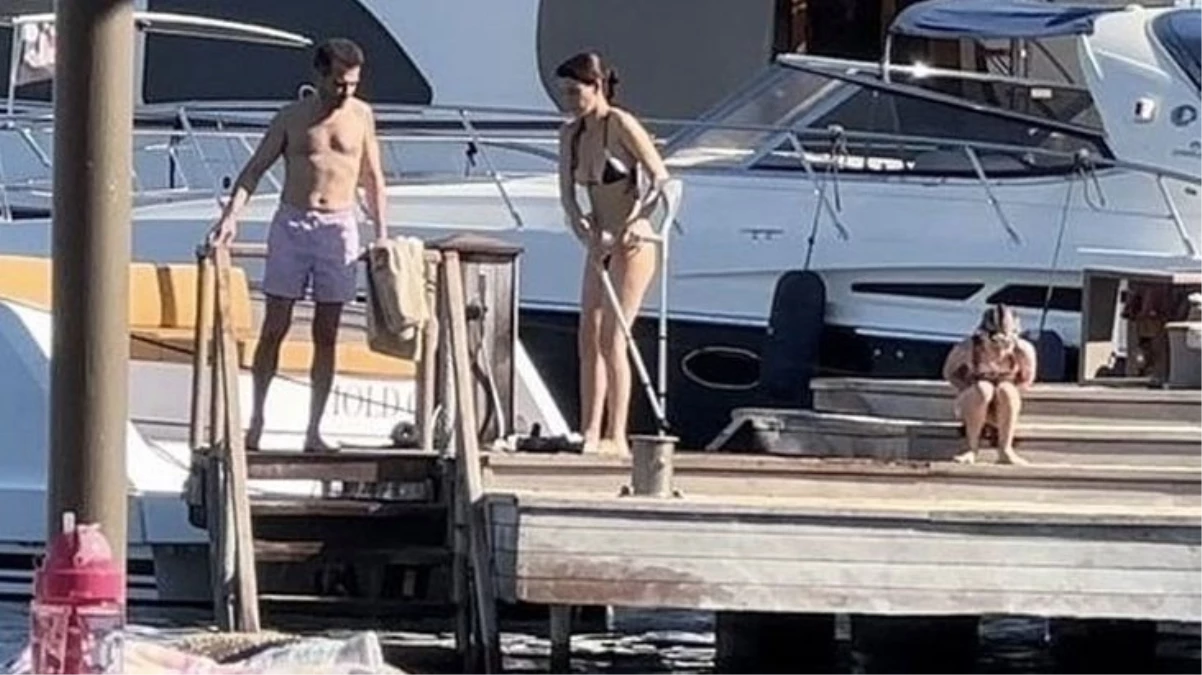 Beren Saat’in koltuk değnekli deniz keyfi!