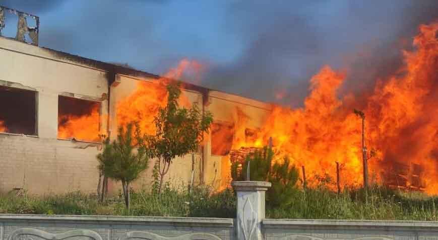 Kastamonu’da kapı fabrikası alev alev yandı