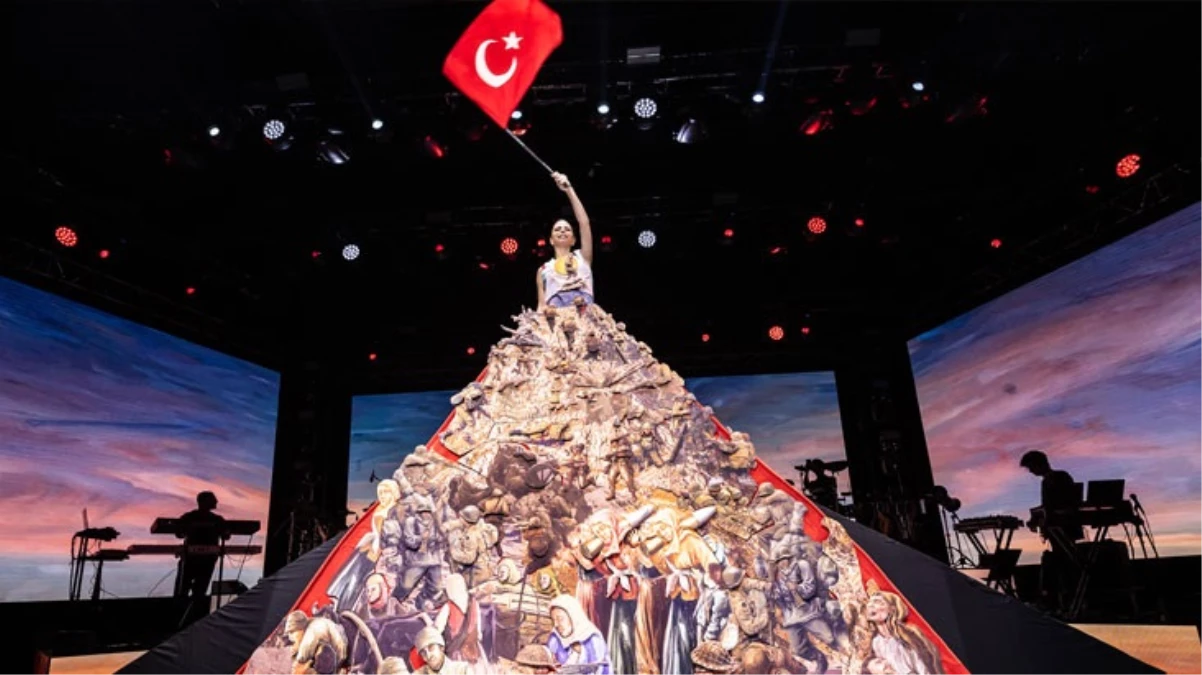Simge 30 Ağustos’a özel elbise diktirdi