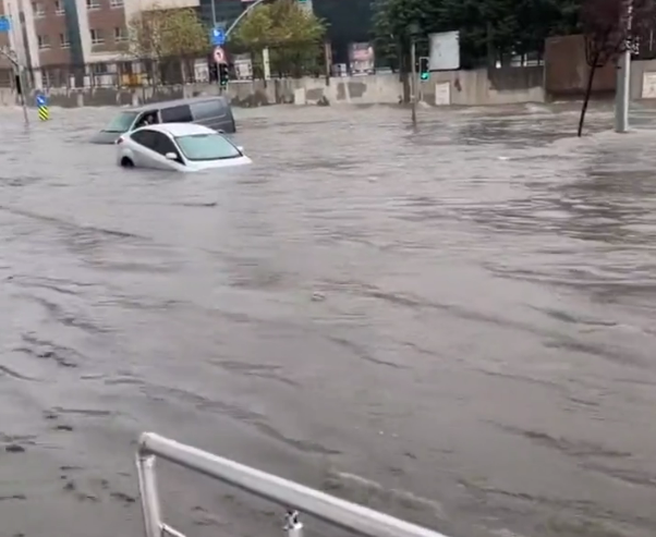 İstanbul'da başlayan kuvvetli yağış sonrası Vali Gül'den uyarı: Su basma riski bulunan yerleri ivedi şekilde boşaltınız