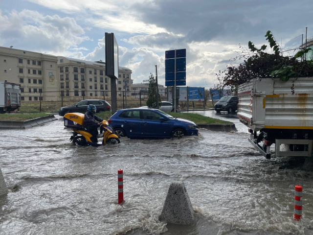 İstanbul'da başlayan kuvvetli yağış sonrası Vali Gül'den uyarı: Su basma riski bulunan yerleri ivedi şekilde boşaltınız