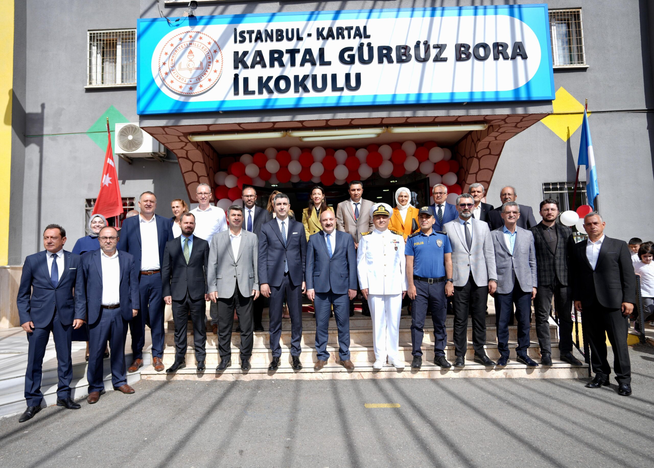 Gökhan Yüksel okulun ilk günü minik öğrencileri yalnız bırakmadı