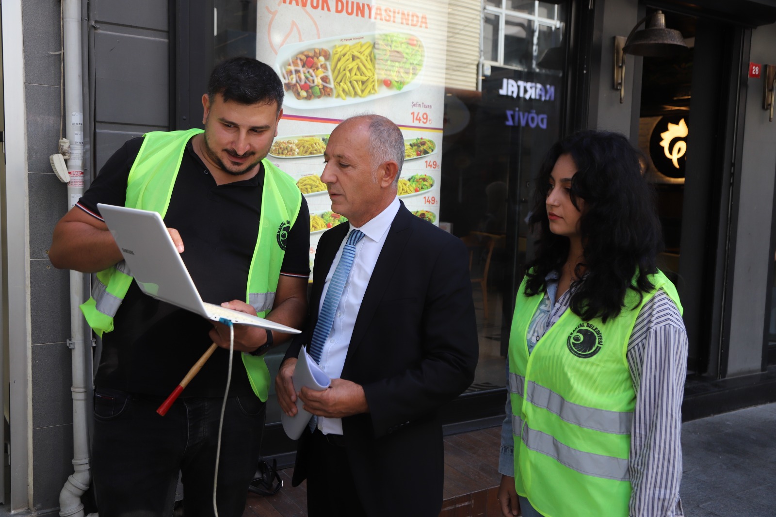 Kartal’da ağaçlar tedavi ediliyor