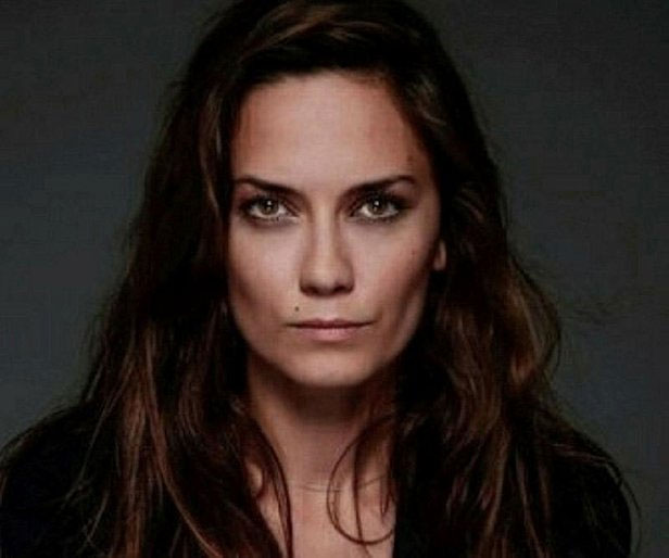 Oyuncu Merve Kayaalp babasına ait tabanca ile intihar etti