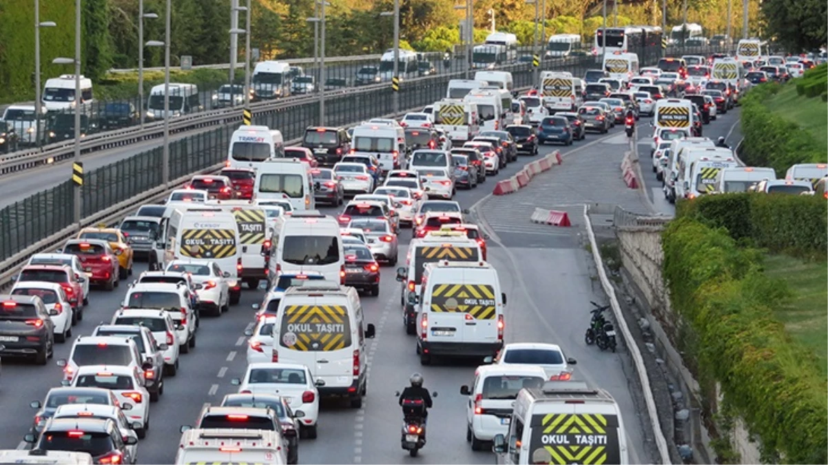 İstanbul’da okullar açıldı, trafik yoğunluğu başladı