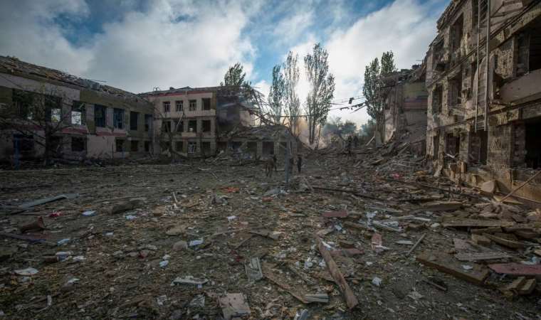 Savaş devam ediyor liman altyapısı ve tahıl depoları vuruldu