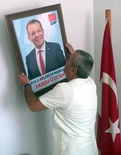 Tanju Özcan'ın parti binasındaki fotoğrafı çöpe atıldı