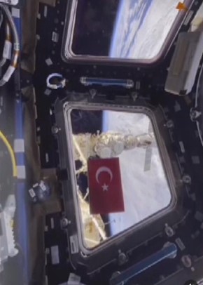 Rus Kozmonot Oleg Artemyev, uzay mekiğine Türk bayrağı astı