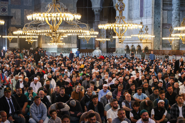 Diyanet İşleri Başkanı Ali Erbaş, elinde kılıçla Filistin için hutbe okudu