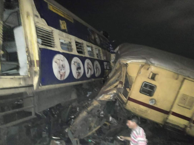 Hindistan'da iki tren çarpıştı: 10 ölü, 25 yaralı