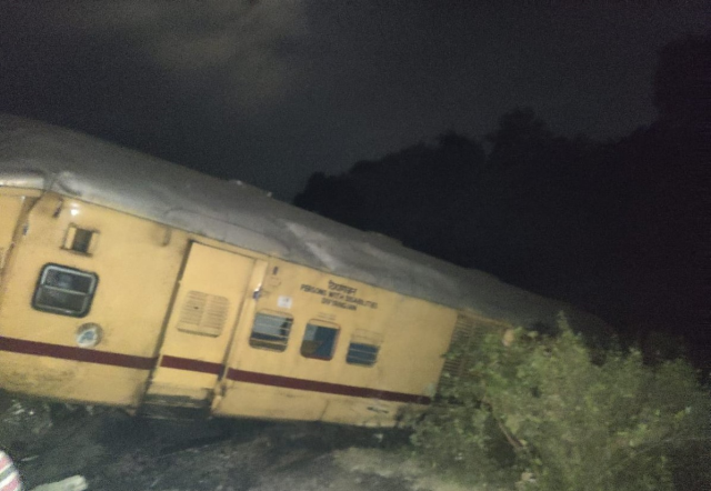 Hindistan'da iki tren çarpıştı: 10 ölü, 25 yaralı