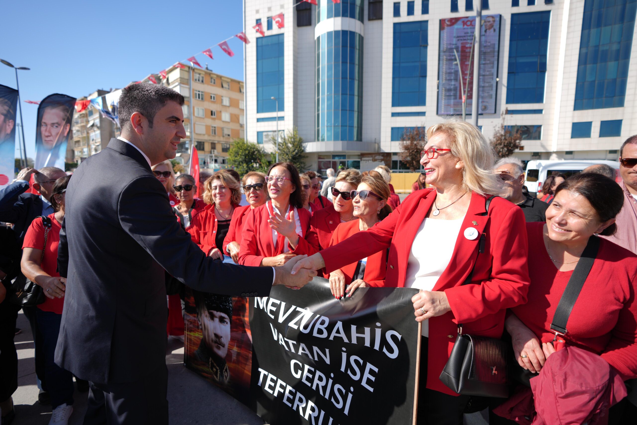Kartal’da Atatürk anıtı’na çelenk sunuldu