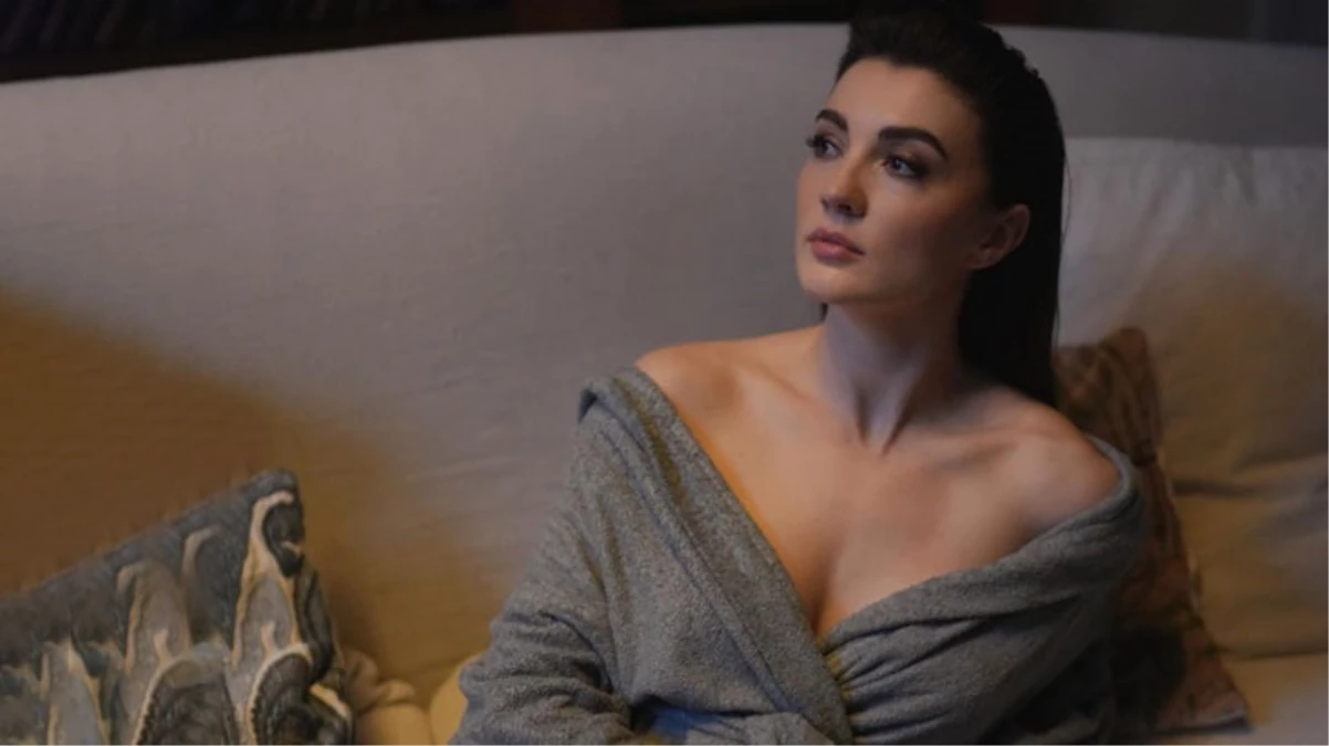 Burcu Özberk’in ayna karşısında verdiği pozu olay yarattı