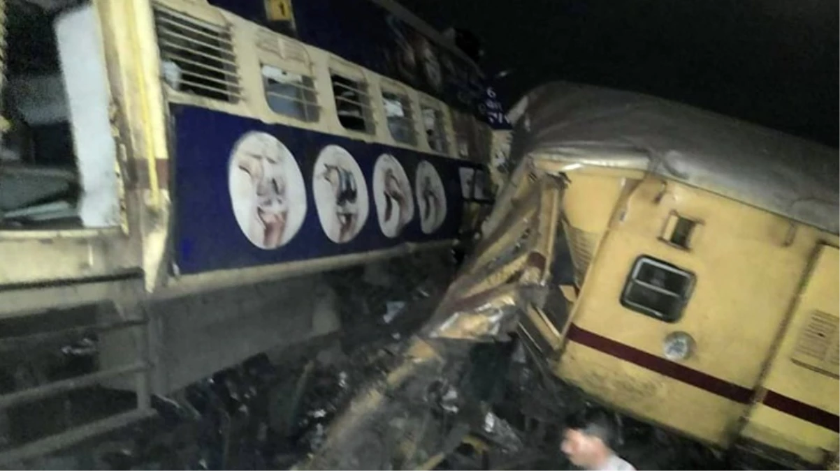 Hindistan’da iki tren çarpıştı ölüler var