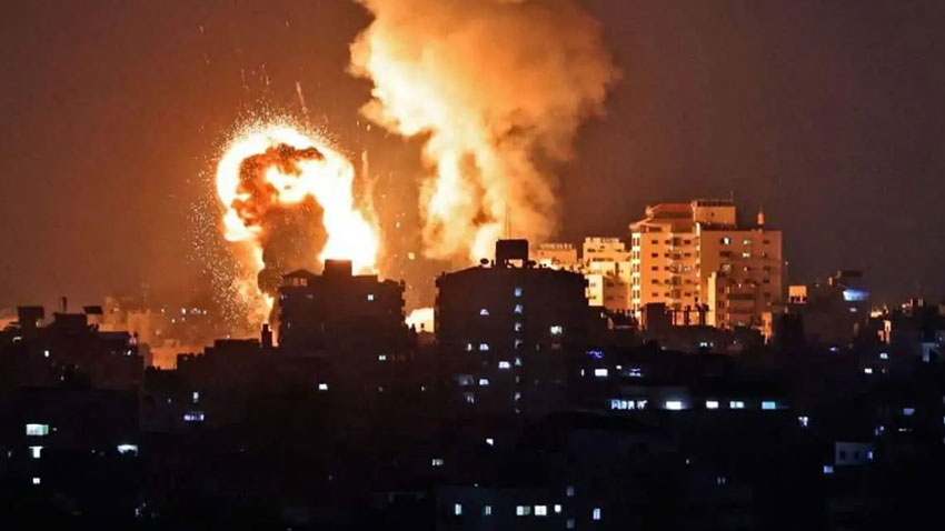 İsrail Gazze’de pazar yerini bombaladı