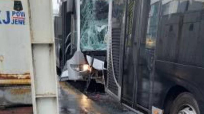 Küçükçekmece’de iki metrobüs çarpıştı