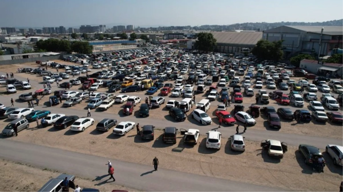 İğne atsan yere düşmüyordu şimdi sinek avlıyorlar