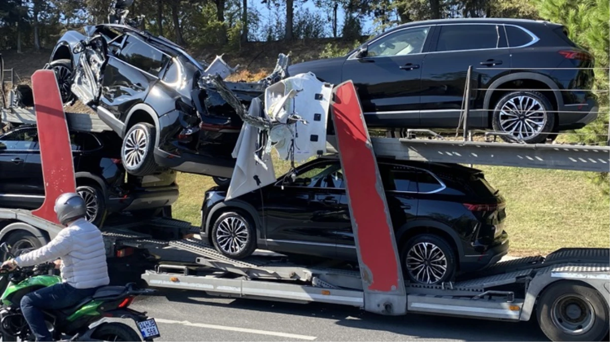 TOGG yüklü tır üst geçide çarptı! Zarar çok büyük