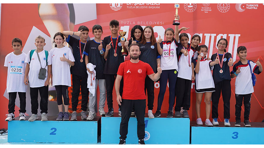 Cumhuriyetin 100’üncü yılında Tuzla’da 300 genç koştu