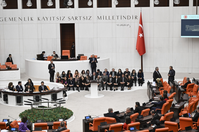 TBMM Genel Kurulu'nda tansiyon yükseldi! MHP'li Celal Adan'dan özür bekleyen HEDEP'liler oturma eylemi yaptı