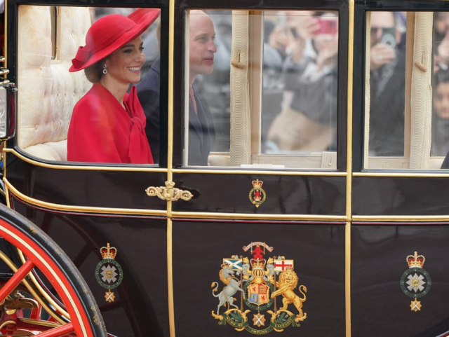 Kırmızılara bürünen Galler Prensesi Kate Middleton, bacak dekoltesiyle Kraliyet kurallarını altüst etti