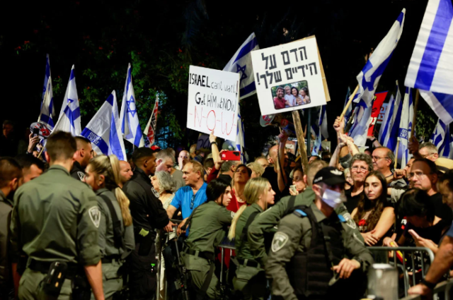Tel Aviv karıştı! Netanyahu'nun konutuna yürüyen İsrail halkından istifa çağrısı: Bibi bir katil
