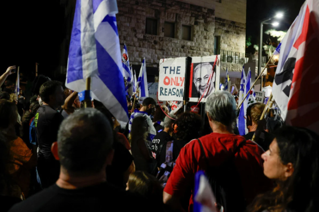 Tel Aviv karıştı! Netanyahu'nun konutuna yürüyen İsrail halkından istifa çağrısı: Bibi bir katil