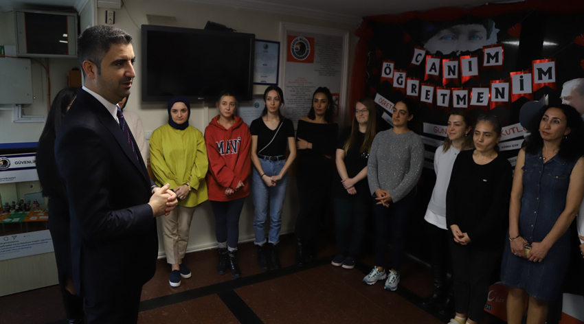 Gökhan Yüksel’den kreş öğretmenlerine 24 kasım sürprizi