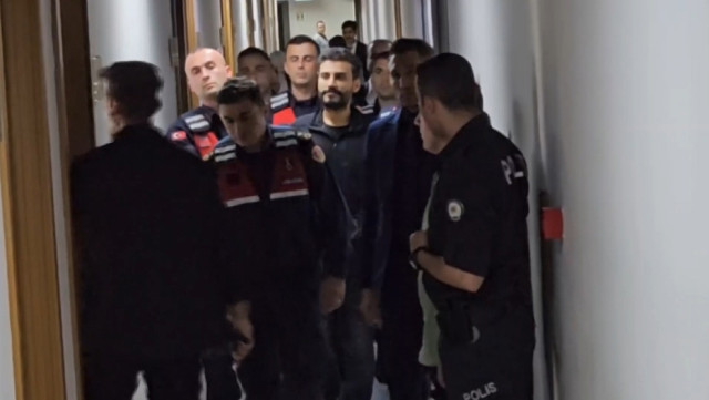 İkinci tutuklama kararını duyan Dilan Polat, adliye koridorunda eşine 