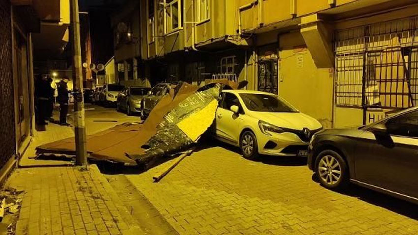İstanbul’da fırtına nedeniyle çatılar uçtu
