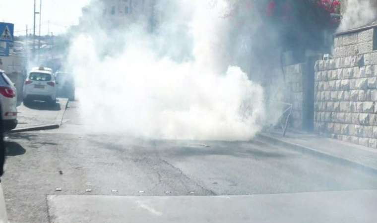 İsrail polisi namaz sonrası yine gaz bombasıyla saldırdı