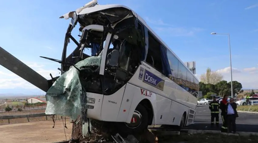 Denizli’de yolcu otobüsü ile otomobil çarpıştı! 2’si ağır 29 yaralı