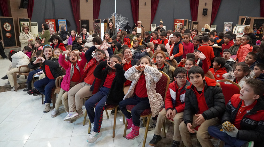 Minik öğrenciler sanat galerisi’nde karagöz oyunuyla tanıştı