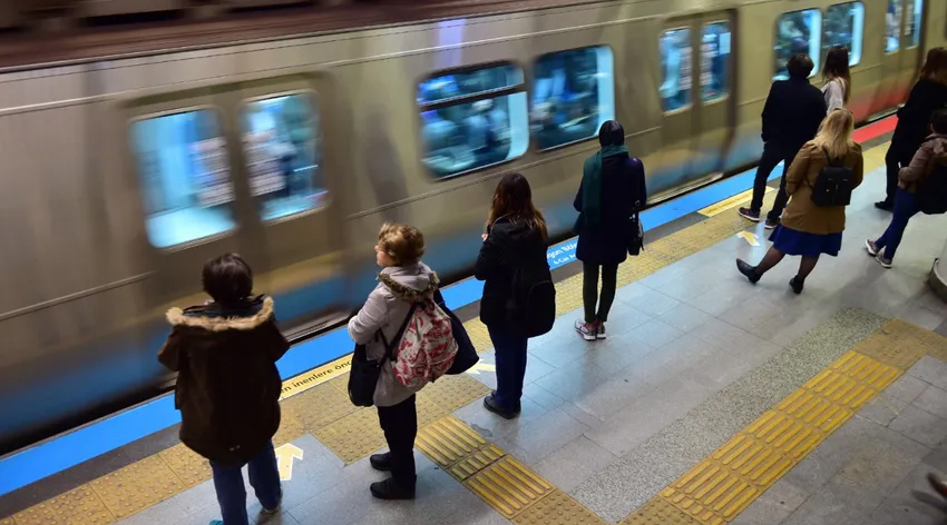 İstanbul’da metro arızalandı:Yolcular içerde mahsur kaldı