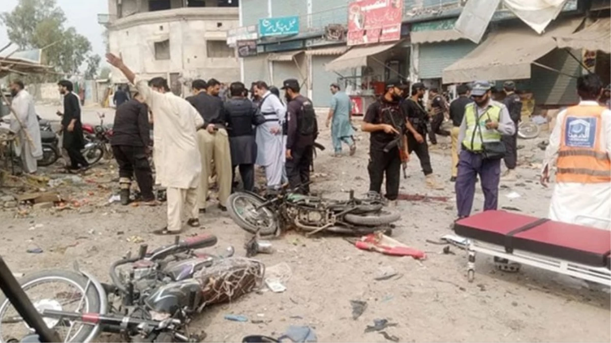 Pakistan’da bombalı saldırı: 14 asker hayatını kaybetti