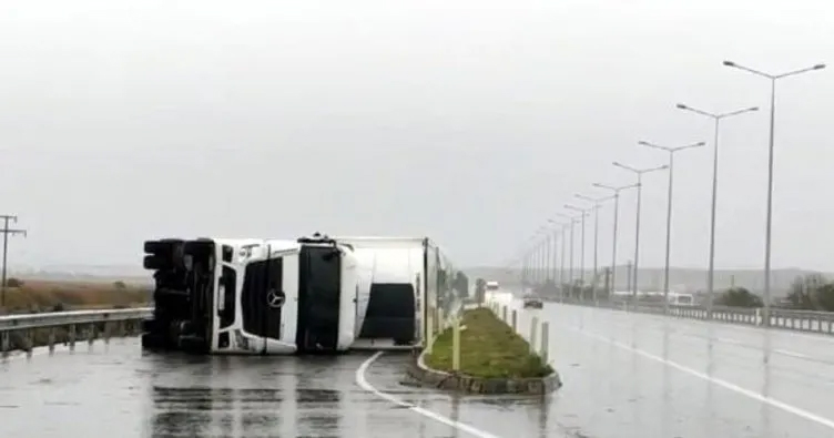 Edirne’de çıkan hortum tırı devirdi