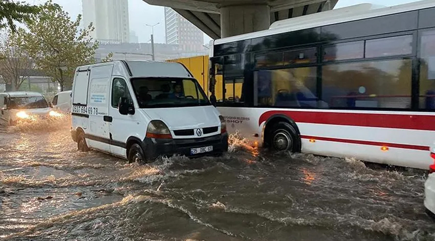 Sağanak sonrası cadde ve sokakları su bastı!