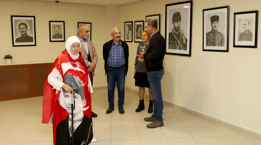 Ata biyografi resim sergisi Kartal Belediyesi’nde açıldı