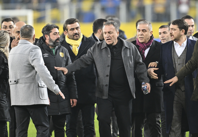 PFDK, Hakem Halil Umut Meler'e yumruk atan Faruk Koca'ya futboldan ömür boyu men cezası verdi