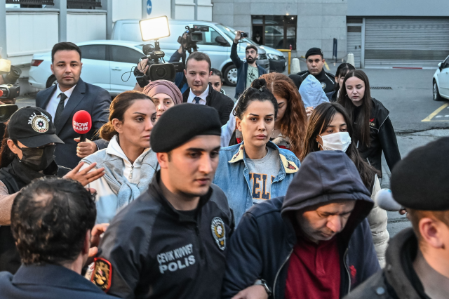 Hırsızlar, Dilan Polat'ın annesinin mezarını kazdı