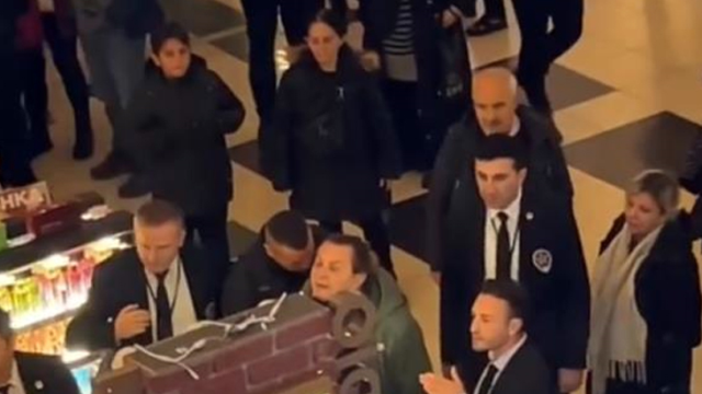 Ünlü sunucu Armağan Çağlayan, çekim için gittiği AVM'de çalışanlarla tartıştı: Salak yerine konuldum