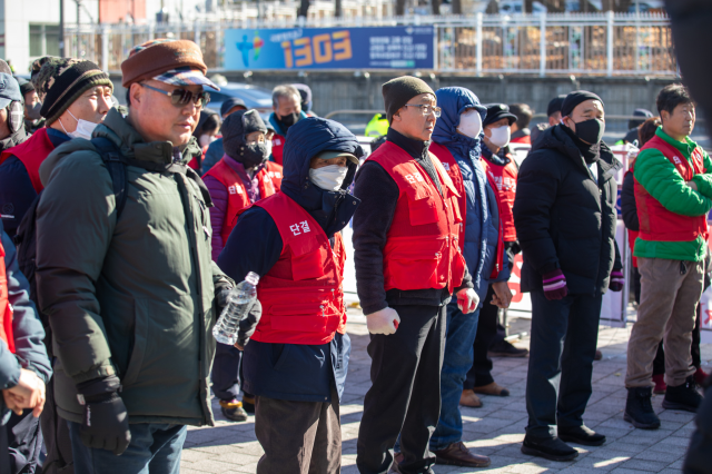 Güney Kore'de köpek eti yasağına tepki! Çiftçiler polisle çatıştı