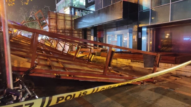 İstanbul'da şiddetli rüzgarın etkisiyle güvenlik paneli yola devrildi