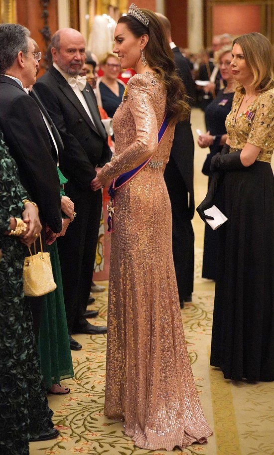 Kate Middleton altın elbisesi ve pırlantalarıyla göz kamaştırdı